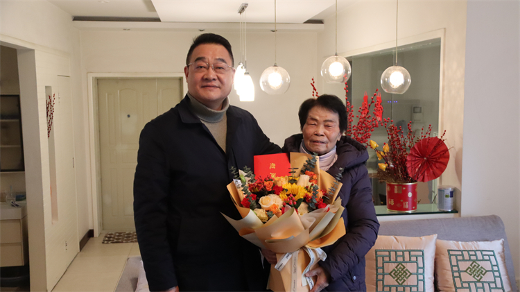 集團公司領(lǐng)導看望慰問老同志